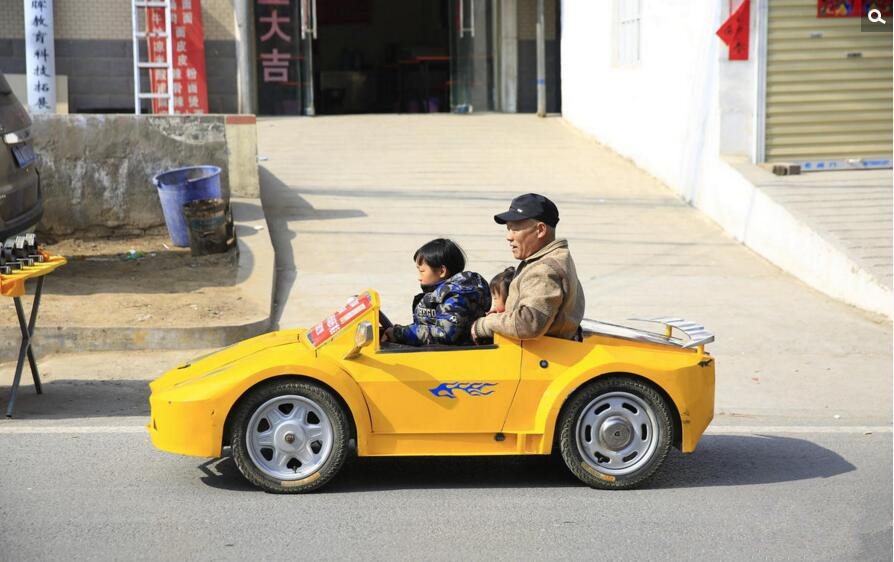 [视频]郑州老人三年造四辆“跑车”接送孙子上学