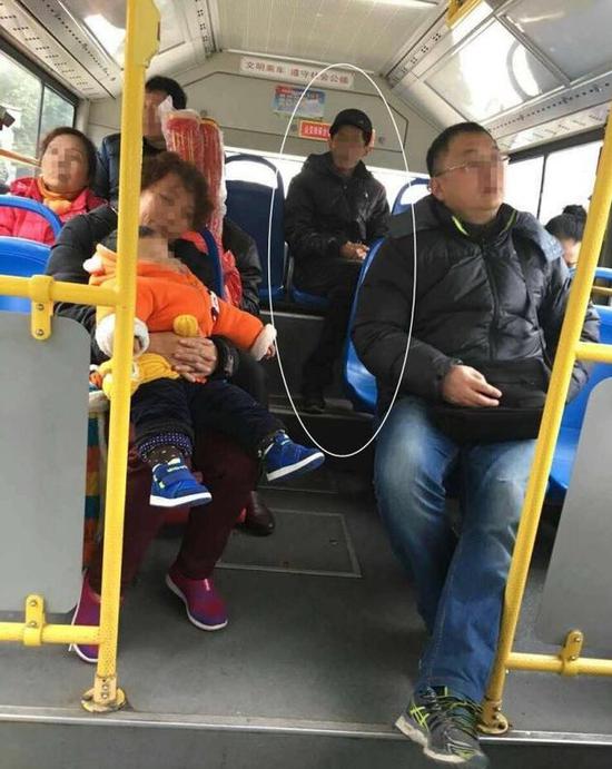 [视频]《武汉晚报》：“家庭温馨照”里有个贼