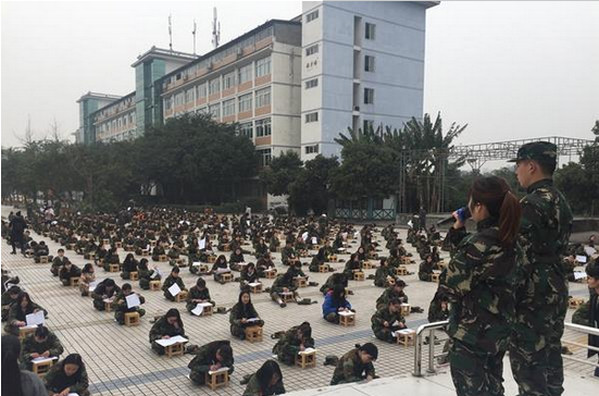 [视频]高校2000多人露天考试 老师用望远镜监考
