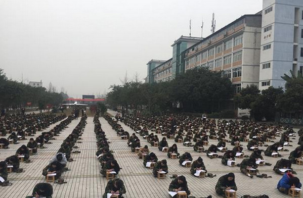 [视频]高校2000多人露天考试 老师用望远镜监考