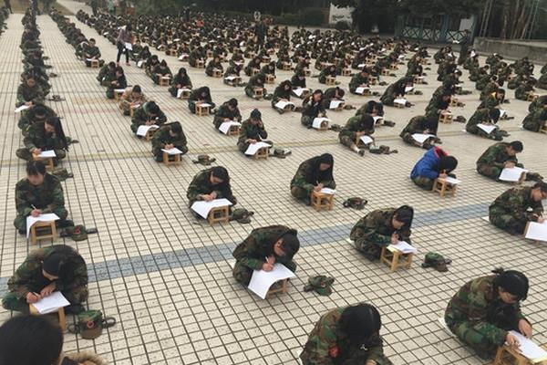 [视频]高校2000多人露天考试 老师用望远镜监考