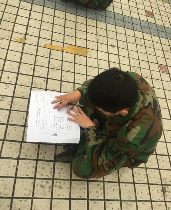 [视频]高校2000多人露天考试 老师用望远镜监考