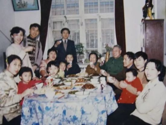 [视频]三代人伺候保姆到108岁去世：曾带大一家五个子女