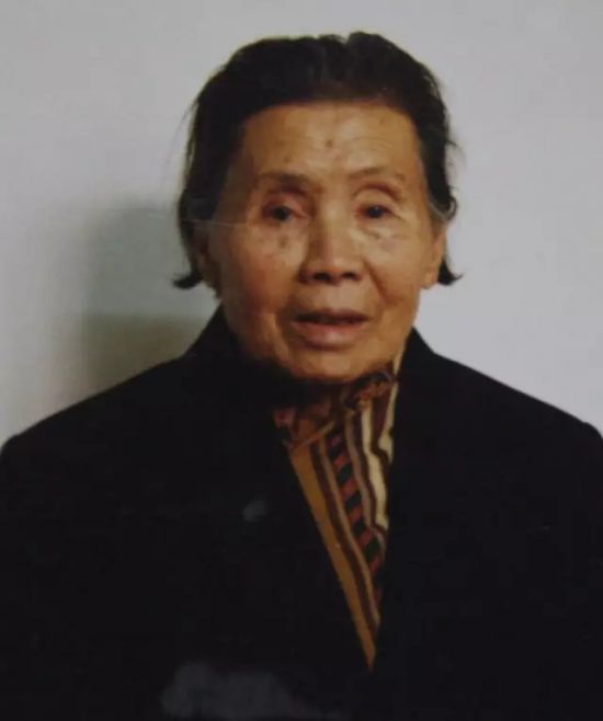 [视频]三代人伺候保姆到108岁去世：曾带大一家五个子女