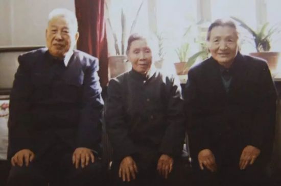 [视频]三代人伺候保姆到108岁去世：曾带大一家五个子女