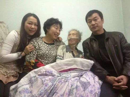 [视频]三代人伺候保姆到108岁去世：曾带大一家五个子女