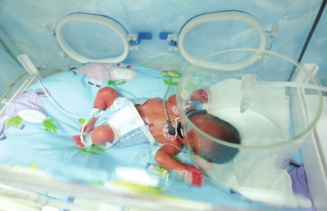 [视频]罕见！双卵三胞胎兄妹相隔6天出生 最轻仅1.12公斤