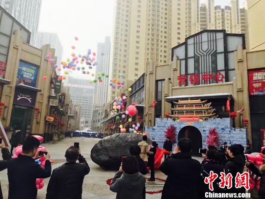 [视频]新疆男子花百万元购33吨