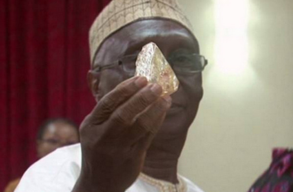 [视频]塞拉利昂男子挖到709克拉钻石 捐给国家