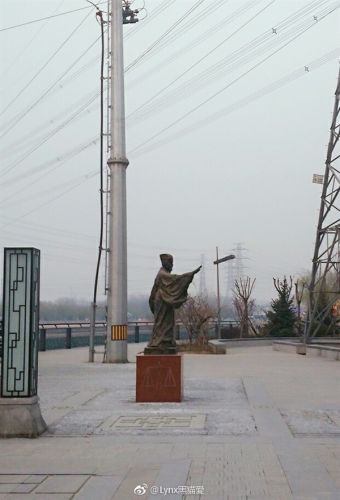 [视频]扔书雕塑网上热传 网友脑补表情包：不学了！