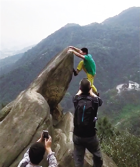 [视频]攀爬危险处留影 坠下山坡幸运无恙