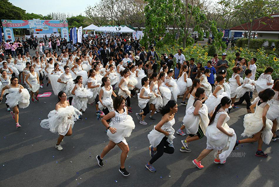 [视频]泰国“新娘赛跑”活动 250名新娘提裙狂奔成街头一景