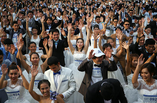 [视频]泰国“新娘赛跑”活动 250名新娘提裙狂奔成街头一景