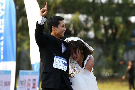 [视频]泰国“新娘赛跑”活动 250名新娘提裙狂奔成街头一景