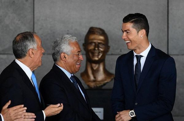 [视频]机场更名为C罗 总裁铜像亮了