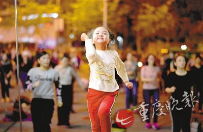 [视频]5岁半女孩广场领舞 舞姿魔性已有上百粉丝