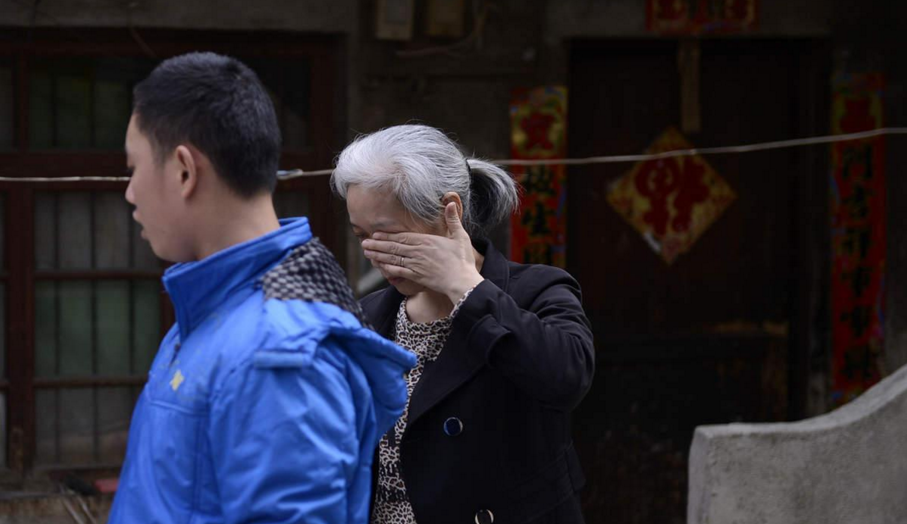 [视频]35岁母亲一夜白头 伟大母爱让网友感动