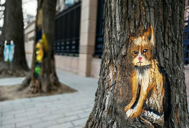 [视频]别样风景：动物树干画现身街头 造型可爱添春意