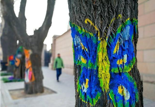 [视频]别样风景：动物树干画现身街头 造型可爱添春意
