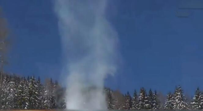 [视频]加拿大：雪山罕见“雪龙卷” 状似轻烟来去如风