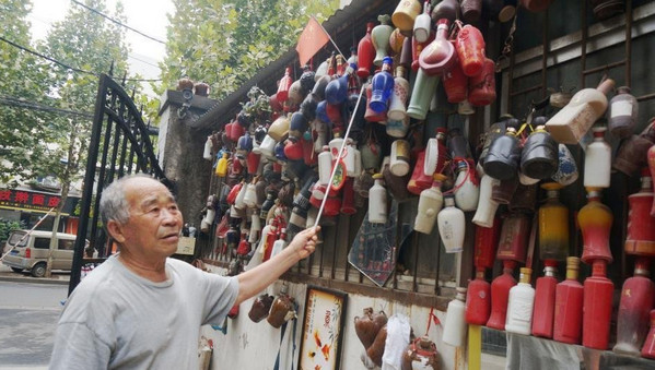 [视频]郑州：老人用500多个酒瓶制作“防盗神器”