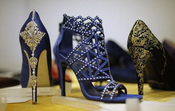 [视频]意大利鞋匠打造24K黄金鞋