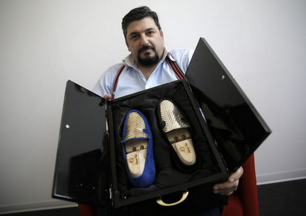 [视频]意大利鞋匠打造24K黄金鞋