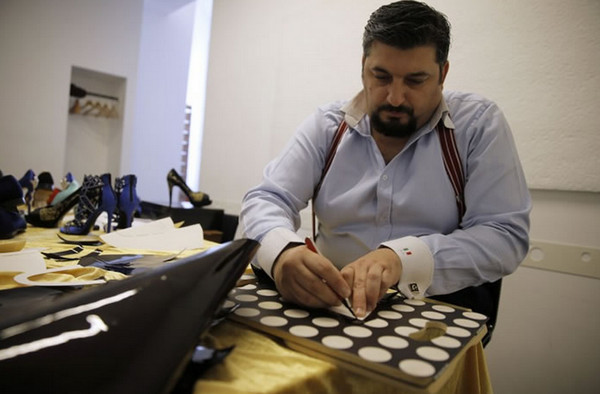 [视频]意大利鞋匠打造24K黄金鞋