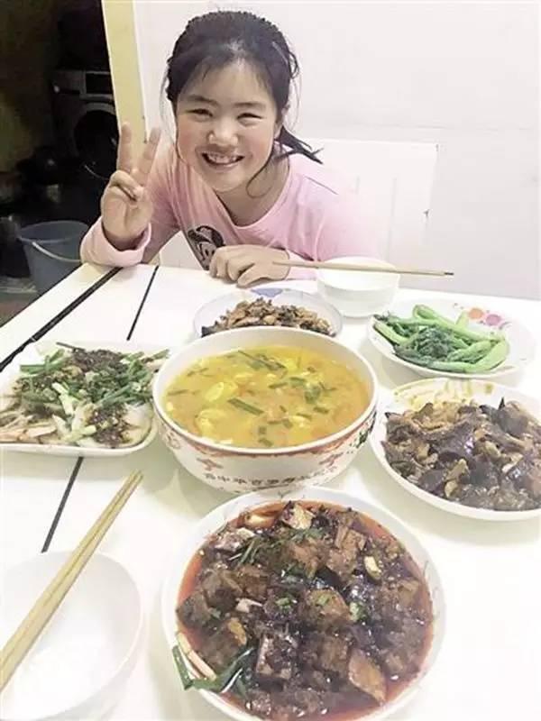 [视频]重庆：37个小学生都是大厨 每人会做20道菜