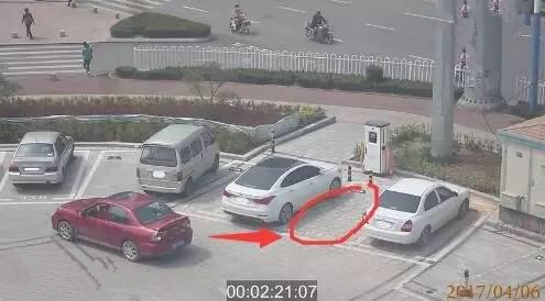 [视频]山东一女司机太生猛 停不进车位下车用手抬