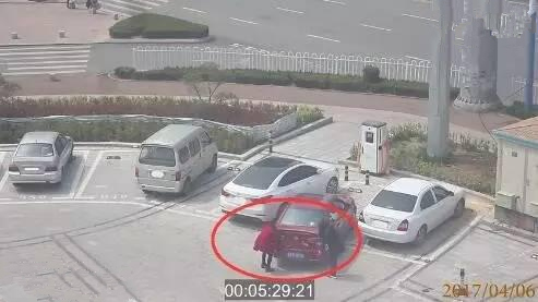 [视频]山东一女司机太生猛 停不进车位下车用手抬