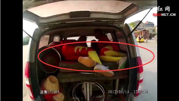 [微视频]危险！面包车改装成小卧铺 两男孩躺在货物上