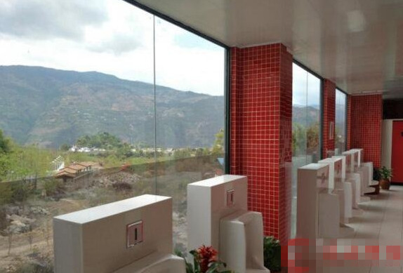 [视频]大理景区现透明厕所 可以边赏风景边方便