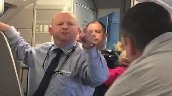 [视频]威胁乘客动粗 美国航空公司涉事空乘被停职