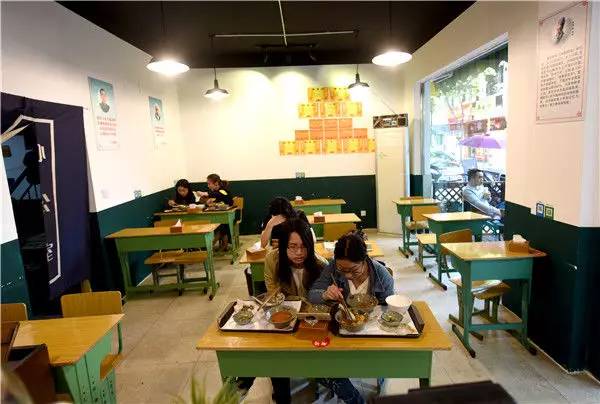 [视频]90后小伙将餐馆装扮成教室 吃饭像在考试