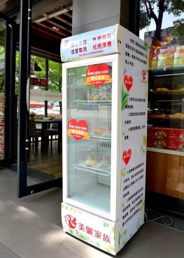 [视频]浙江街头有台“爱心冰箱” 谁都可以免费拿食物