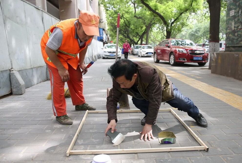 [视频]西安道路“以克论净”每平米灰土不能超5克