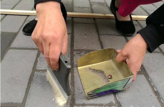 [视频]西安道路“以克论净”每平米灰土不能超5克