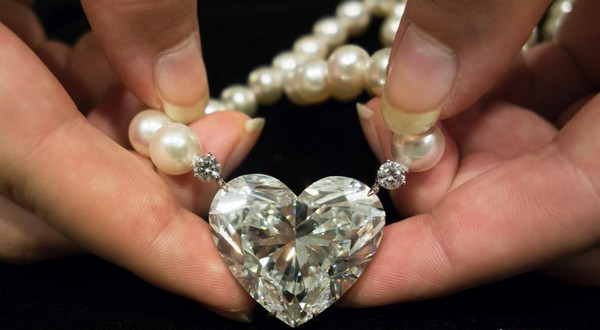 [视频]世界最大心形钻石将拍卖 重92克拉估价1.4亿元