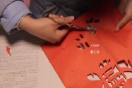 【中国梦微电影】《剪爱》：淮阳姐姐放弃高考街头卖剪纸救弟
