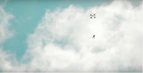 [视频]世界首次无人机跳伞成功