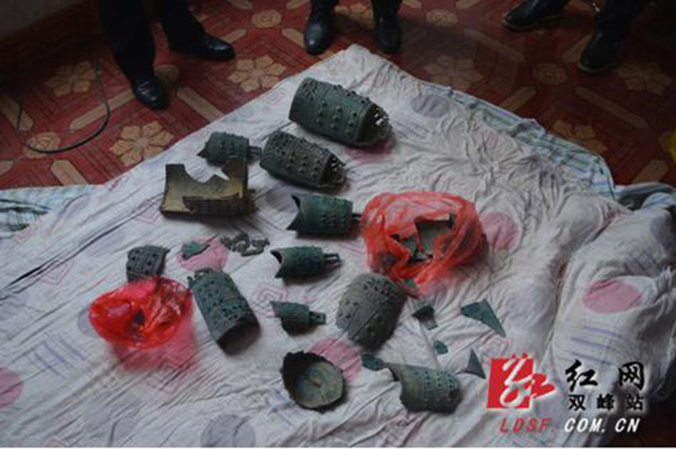 [视频]湖南双峰：农民挖出12件青铜器 上交国家