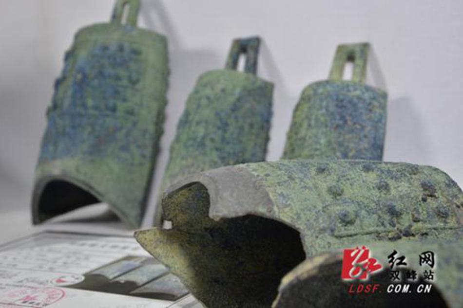 [视频]湖南双峰：农民挖出12件青铜器 上交国家