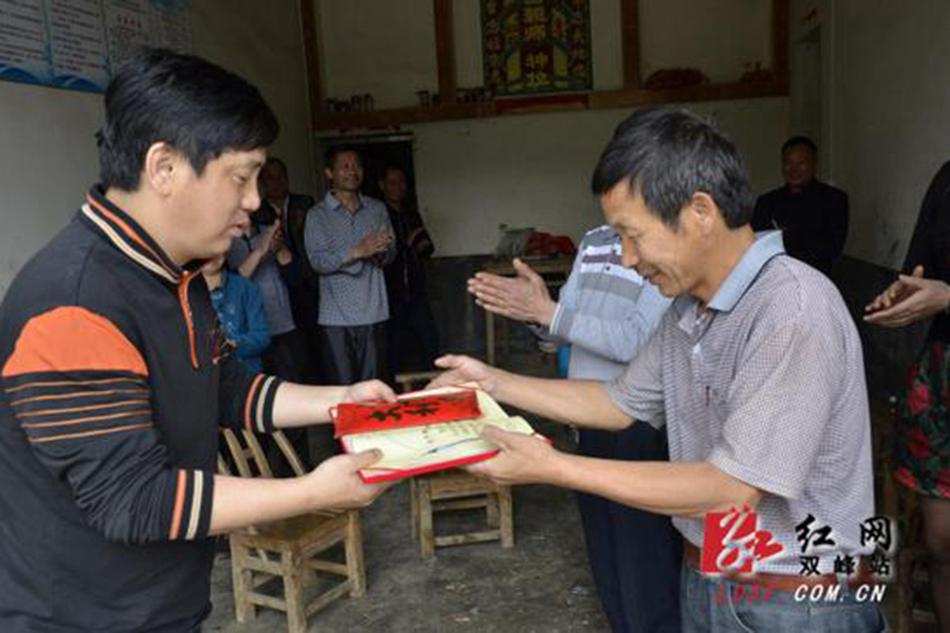 [视频]湖南双峰：农民挖出12件青铜器 上交国家