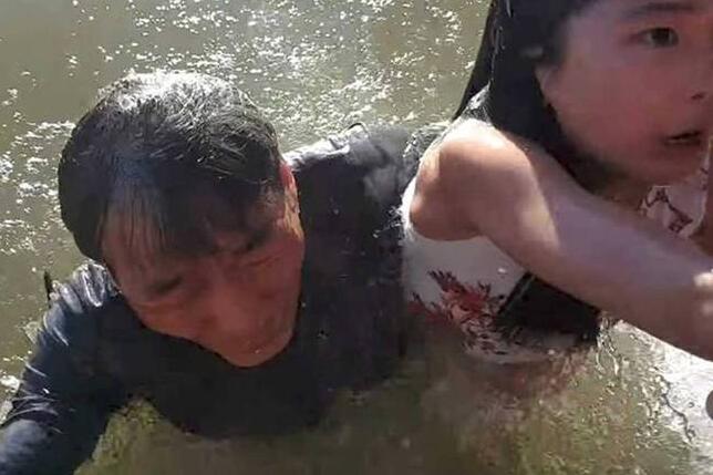 [视频]加拿大：华人小女孩亲近海狮 被咬住裙子拖下水