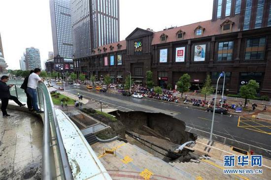 [视频]江苏南通：一道路渗水塌陷车辆坠坑