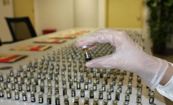 [视频]旅客携700瓶熊胆汁入境被查