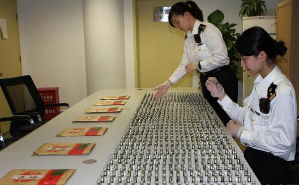 [视频]旅客携700瓶熊胆汁入境被查