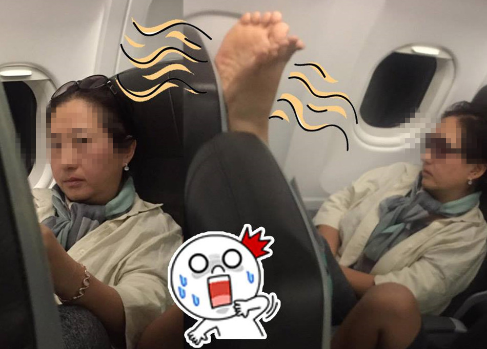 [视频]女子机舱内被大妈拍醒：你换个座我晾脚