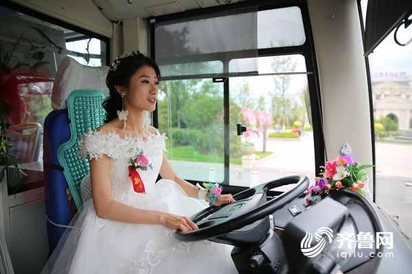 [视频]霸气！青岛新娘开着公交车接新郎